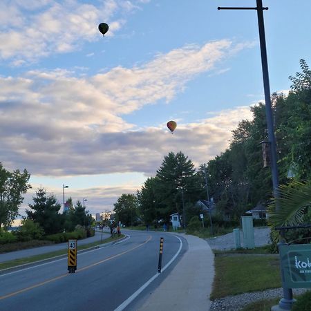 Kokomo INN Bed&Breakfast Ottawa-Gatineau's Only Tropical Riverfront B&B on the National Capital Cycling Pathway Route Verte #1 - for Adults Only - Chambre d'hôtes tropical aux berges des Outaouais BnB #17542O Extérieur photo