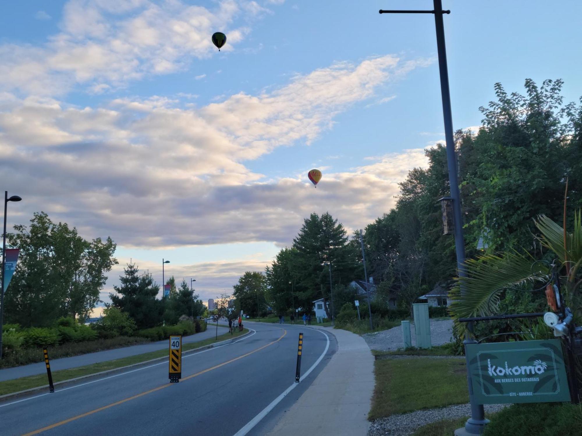 Kokomo INN Bed&Breakfast Ottawa-Gatineau's Only Tropical Riverfront B&B on the National Capital Cycling Pathway Route Verte #1 - for Adults Only - Chambre d'hôtes tropical aux berges des Outaouais BnB #17542O Extérieur photo
