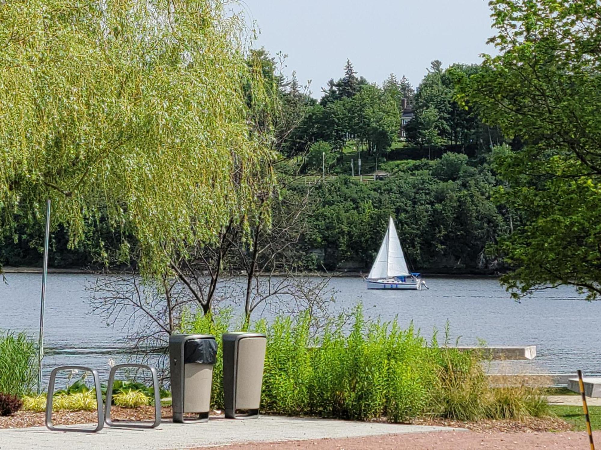 Kokomo INN Bed&Breakfast Ottawa-Gatineau's Only Tropical Riverfront B&B on the National Capital Cycling Pathway Route Verte #1 - for Adults Only - Chambre d'hôtes tropical aux berges des Outaouais BnB #17542O Extérieur photo