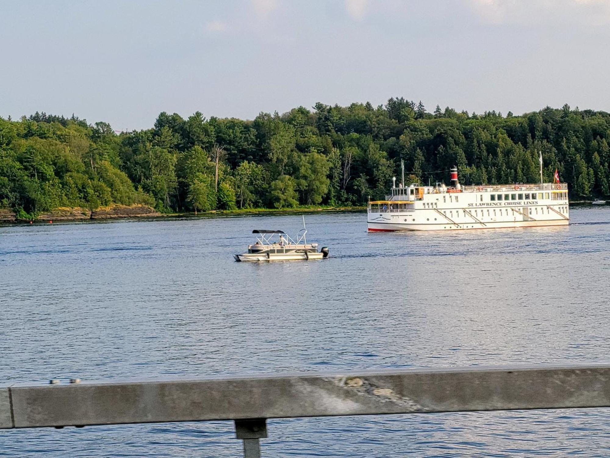Kokomo INN Bed&Breakfast Ottawa-Gatineau's Only Tropical Riverfront B&B on the National Capital Cycling Pathway Route Verte #1 - for Adults Only - Chambre d'hôtes tropical aux berges des Outaouais BnB #17542O Extérieur photo