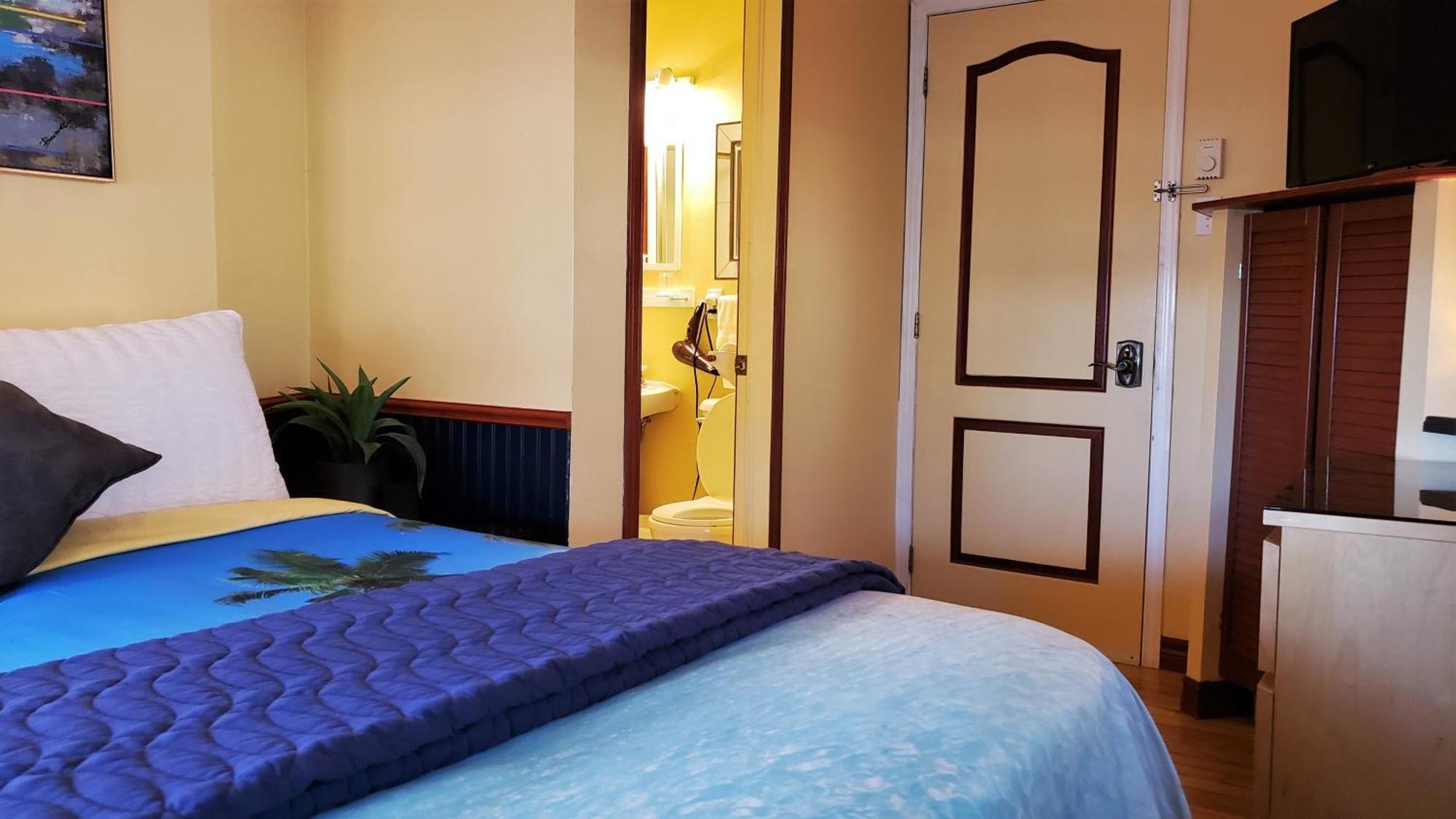 Kokomo INN Bed&Breakfast Ottawa-Gatineau's Only Tropical Riverfront B&B on the National Capital Cycling Pathway Route Verte #1 - for Adults Only - Chambre d'hôtes tropical aux berges des Outaouais BnB #17542O Chambre photo