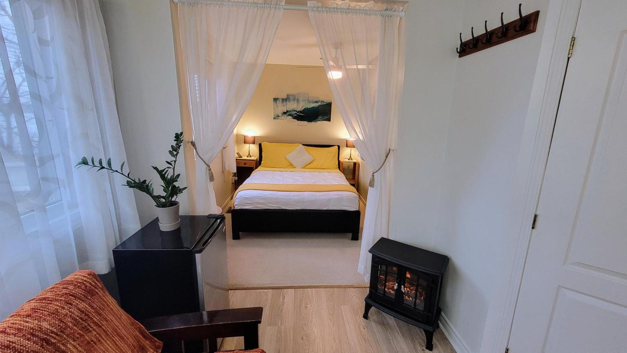 Kokomo INN Bed&Breakfast Ottawa-Gatineau's Only Tropical Riverfront B&B on the National Capital Cycling Pathway Route Verte #1 - for Adults Only - Chambre d'hôtes tropical aux berges des Outaouais BnB #17542O Extérieur photo