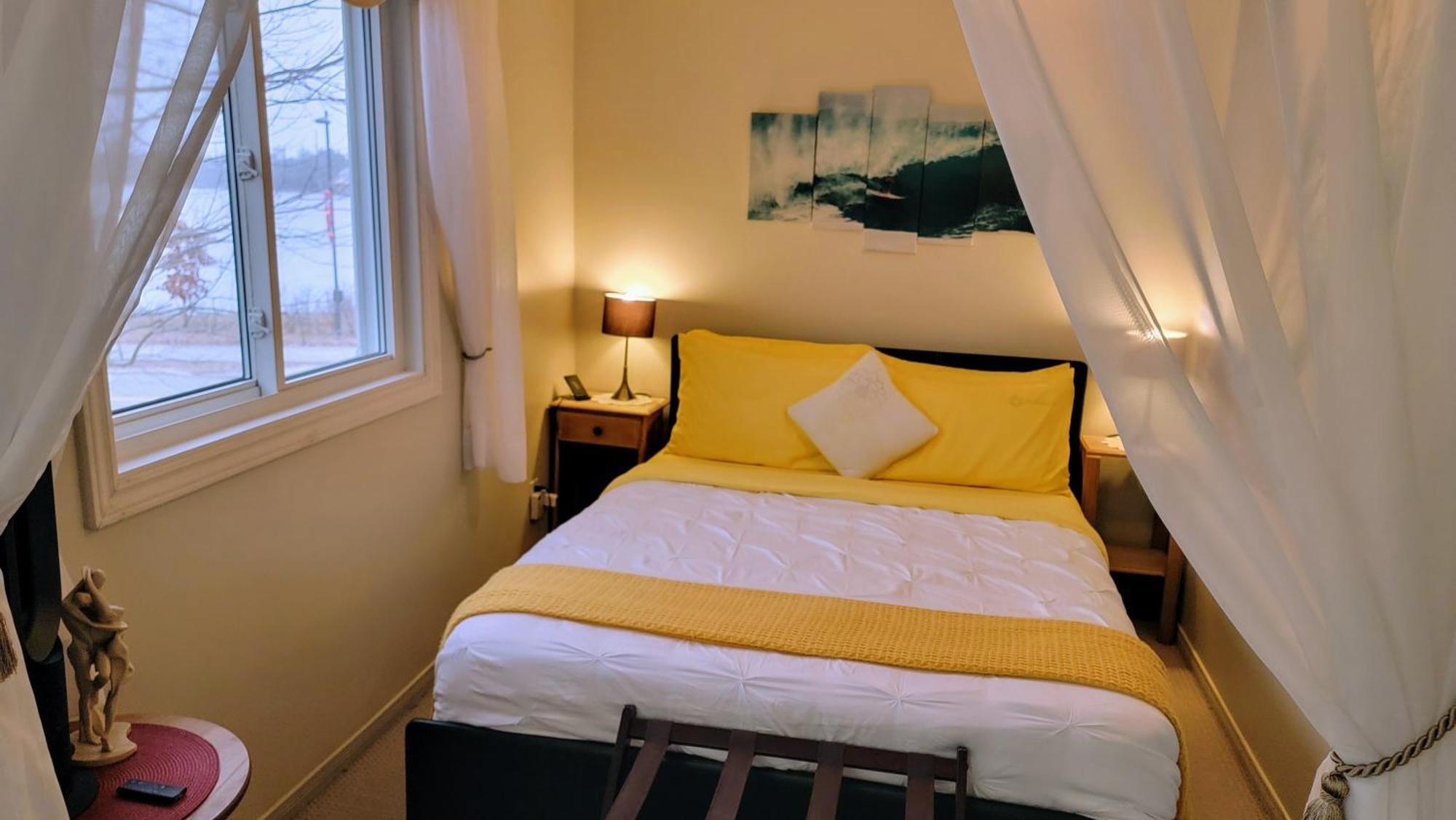Kokomo INN Bed&Breakfast Ottawa-Gatineau's Only Tropical Riverfront B&B on the National Capital Cycling Pathway Route Verte #1 - for Adults Only - Chambre d'hôtes tropical aux berges des Outaouais BnB #17542O Extérieur photo