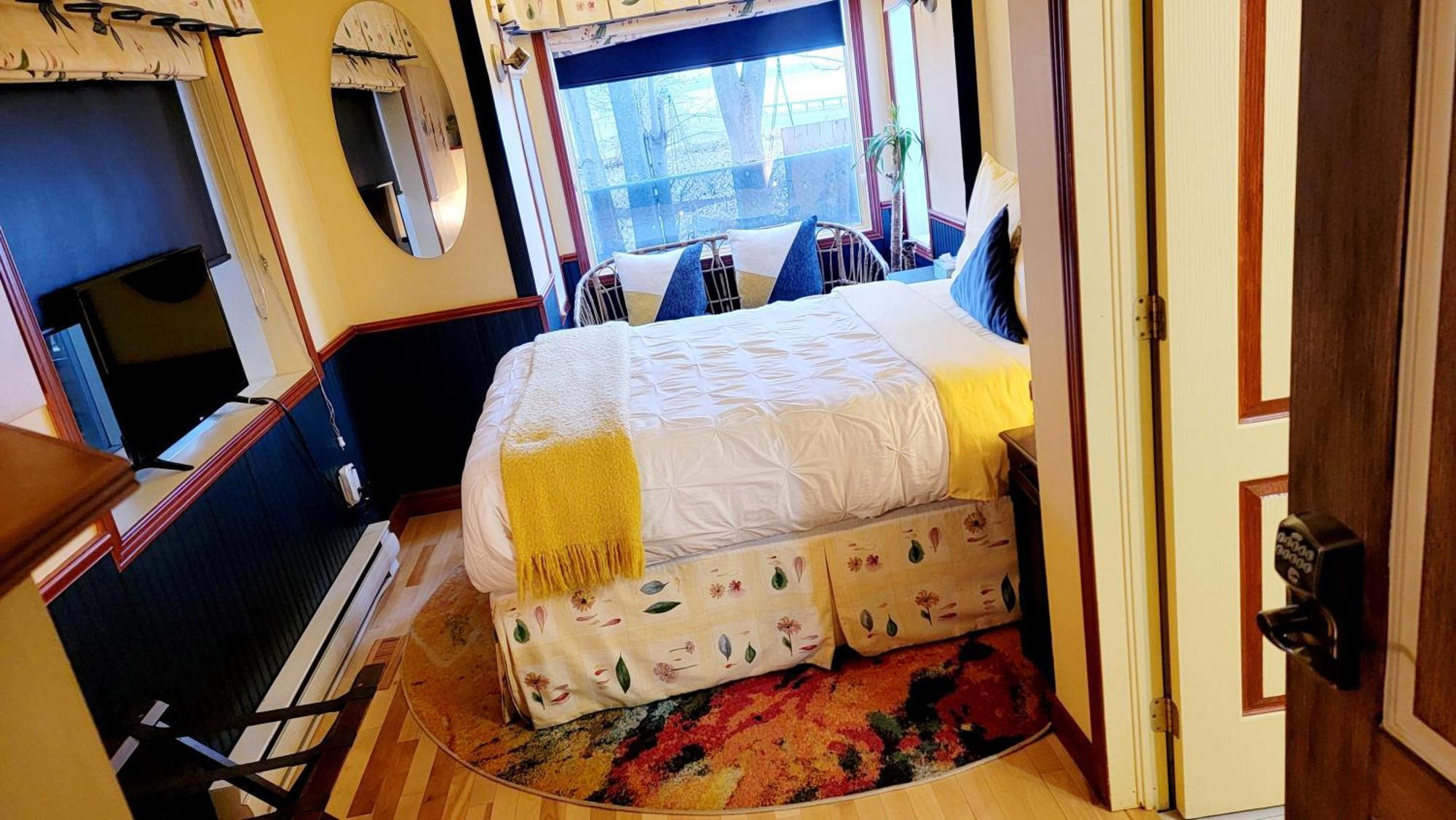 Kokomo INN Bed&Breakfast Ottawa-Gatineau's Only Tropical Riverfront B&B on the National Capital Cycling Pathway Route Verte #1 - for Adults Only - Chambre d'hôtes tropical aux berges des Outaouais BnB #17542O Extérieur photo