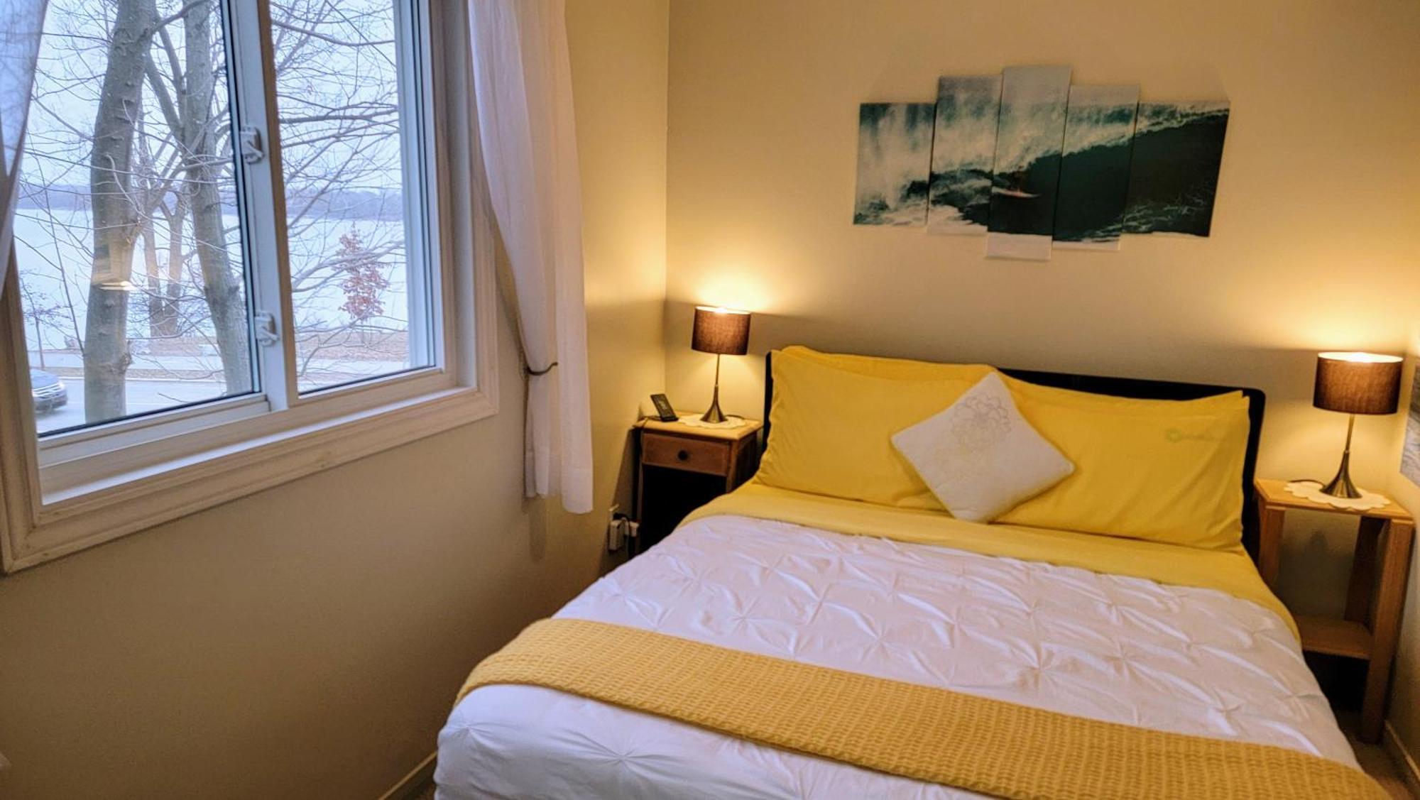 Kokomo INN Bed&Breakfast Ottawa-Gatineau's Only Tropical Riverfront B&B on the National Capital Cycling Pathway Route Verte #1 - for Adults Only - Chambre d'hôtes tropical aux berges des Outaouais BnB #17542O Chambre photo