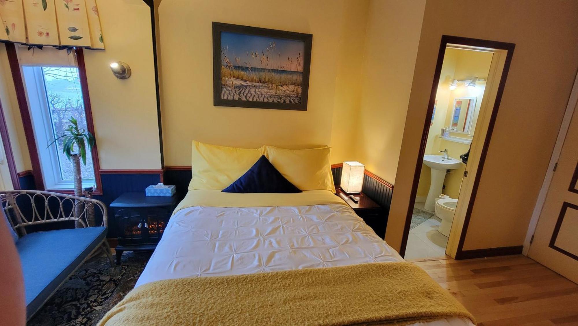 Kokomo INN Bed&Breakfast Ottawa-Gatineau's Only Tropical Riverfront B&B on the National Capital Cycling Pathway Route Verte #1 - for Adults Only - Chambre d'hôtes tropical aux berges des Outaouais BnB #17542O Chambre photo