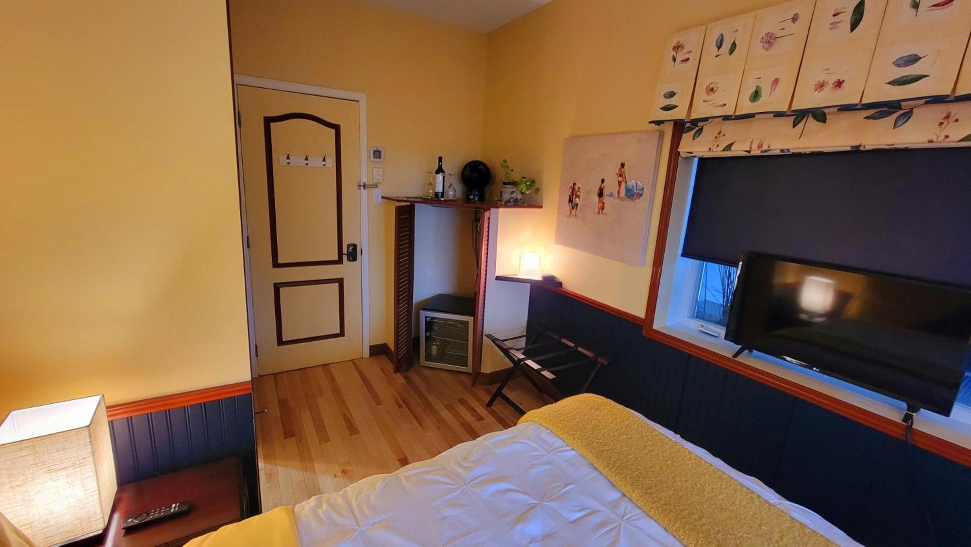 Kokomo INN Bed&Breakfast Ottawa-Gatineau's Only Tropical Riverfront B&B on the National Capital Cycling Pathway Route Verte #1 - for Adults Only - Chambre d'hôtes tropical aux berges des Outaouais BnB #17542O Chambre photo