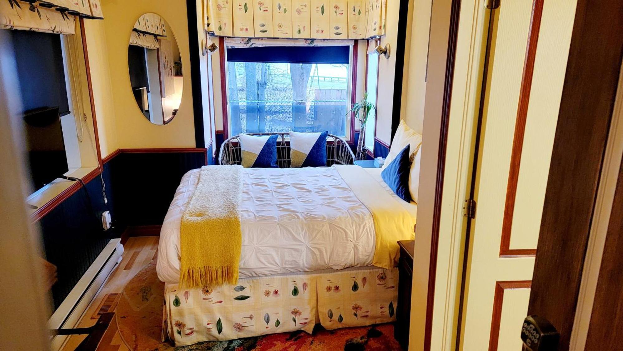 Kokomo INN Bed&Breakfast Ottawa-Gatineau's Only Tropical Riverfront B&B on the National Capital Cycling Pathway Route Verte #1 - for Adults Only - Chambre d'hôtes tropical aux berges des Outaouais BnB #17542O Chambre photo