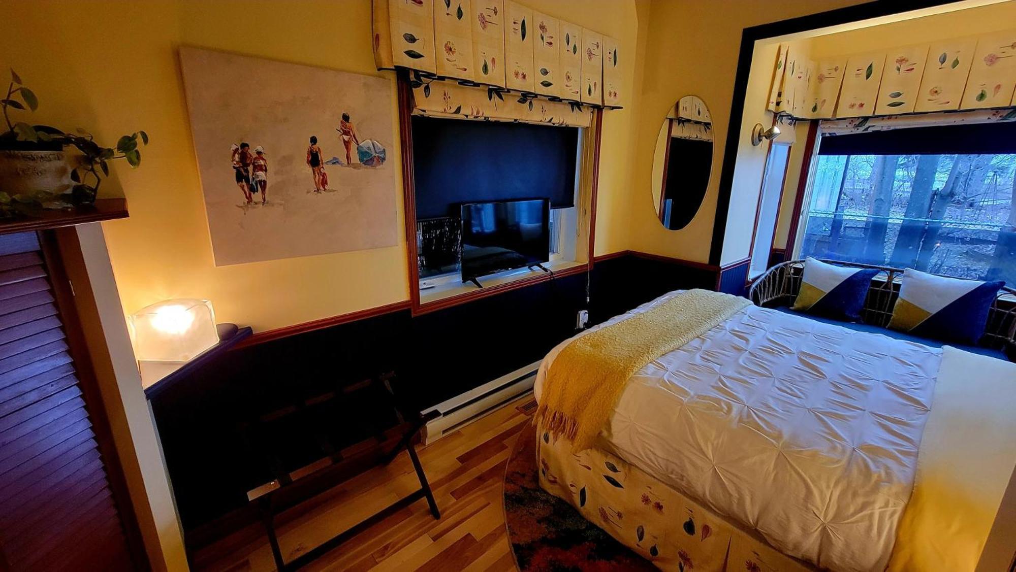 Kokomo INN Bed&Breakfast Ottawa-Gatineau's Only Tropical Riverfront B&B on the National Capital Cycling Pathway Route Verte #1 - for Adults Only - Chambre d'hôtes tropical aux berges des Outaouais BnB #17542O Chambre photo